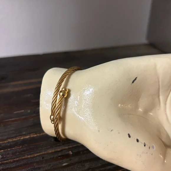 Gucci vintage women's watch wrap cable band with pearl face
In working order! - Picture 3 of 8